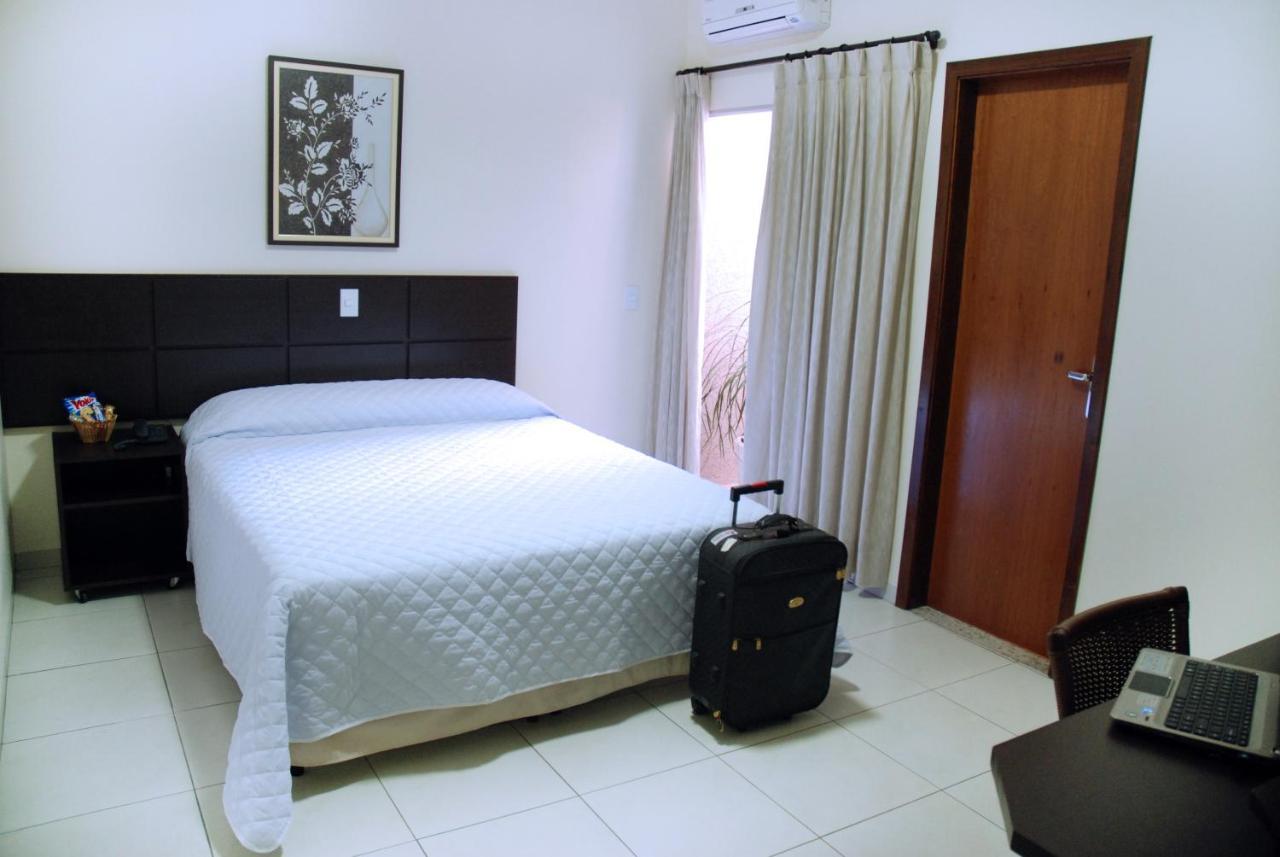 Hotel Valencia Dourados Bagian luar foto
